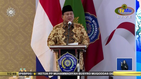 Capres Koalisi Indonesia Maju Prabowo Subianto memberikan sambutan pada dialog publik PP Muhammadiyah di Universitas Muhammadiyah Surabaya, Jumat (24/11/2023). Foto: Youtube/tvMu Channel