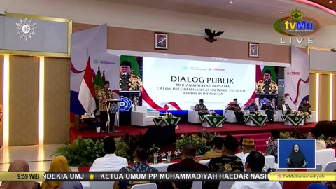 Capres Prabowo Subianto memberikan sambutan pada dialog publik PP Muhammadiyah yang hadiri oleh Prabowo Subianto di Universitas Muhammadiyah Surabaya, Jumat (24/11/2023). Foto: Youtube/tvMu Channel