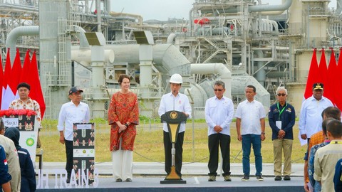 Presiden Jokowi (tengah) meresmikan Tangguh Train 3 di Lapangan Gas Tangguh, Kabupaten Teluk Bintuni, Papua Barat, Jumat (24/11/2023). Foto: Dok. Kementerian ESDM