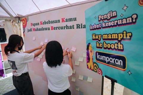 Suasana di booth kumparan Anak Bangsa Curhat (ABC) di FIB Universitas Indonesia, Depok, Jumat (24/11/2023). Foto: Jamal Ramadhan/kumparan