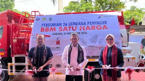 Menteri ESDM Arifin Tasrif meresmikan 26 lembaga penyalur BBM Satu Harga di wilayah Papua dan Maluku, di Terminal BBM Sorong Papua Barat Daya, Jumat (24/11/2023). Foto: Fariza Rizky Ananda/kumparan