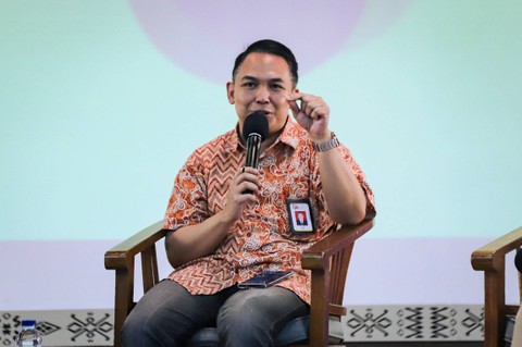 Deputi Direktur Perencanaan, Pengembangan, Evaluasi Literasi & Edukasi Keuangan OJK RI, Yulianta, pada acara kumparan Anak Bangsa Curhat (ABC) di FIB Universitas Indonesia, Depok, Jumat (24/11/2023). Foto: Jamal Ramadhan/kumparan