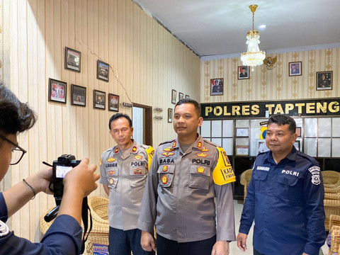 Kapolres Tapanuli Tengah AKBP Basa Emden (tengah) saat memberikan keterangan terkait kasus dugaan pencabulan. Foto:  Foto: Polres Tapteng