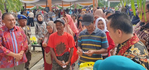 Pj Gubernur Sumsel Agus Fatoni saat menyaksikan warga Palembang belanja kebutuhan di Pasar Murah, Foto : Abdul Toriq/Urban Id