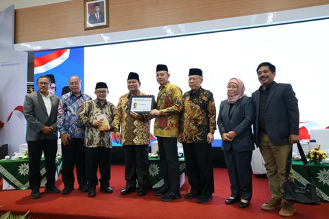 Capres Prabowo Subiyanto (keempat kiri) menerima Tanda Kehormatan Anggota Muhammadiyah secara simbolis dari Ketua PP Muhammadiyah Irwan Akib usai Dialog Publik di Universitas Muhammadiyah (UM) Surabaya, Jawa Timur, Jumat (24/11). Foto: Dok. Istimewa