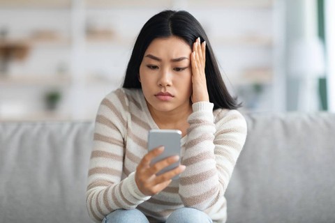Ilustrasi perempuan scrolling medsos. Foto: Shutterstock
