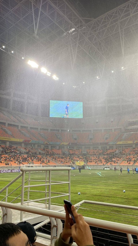Kick-off laga Brasil vs Argentina di perempat final Piala Dunia U-17 ditunda karena lapangan permainan Jakarta International Stadium (JIS) tergenang pada 24 November 2023. Foto: Antika Fahira/kumparan