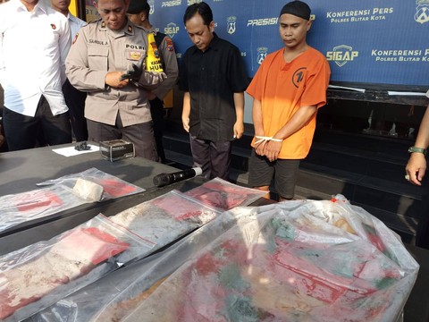 Polres Blitar menetapkan tersangka terhadap Supiro Handono (31), atas kasus penemuan kerangka manusia di salah satu rumah warga di Desa Bacem, Kecamatan Ponggok, Kabupaten Blitar, Jum'at (24/11/2023).   Foto: Dok. Istimewa