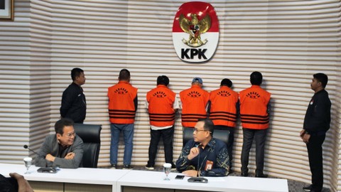 Lima tersangka OTT KPK terkait dugaan suap proyek pembangunan jalan nasional di Kalimantan Timur, Sabtu (25/11). Foto: Jonathan Devin/kumparan