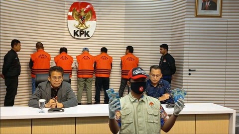 Penyidik KPK menunjukkan barang bukti uang terkait kasus suap pembangunan jalan di Kaltim, Sabtu (25/11). Foto: Jonathan Devin/kumparan