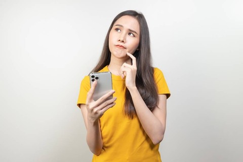 Ilustrasi menerima pesan penawaran pinjaman cepat. Foto: Shutterstock