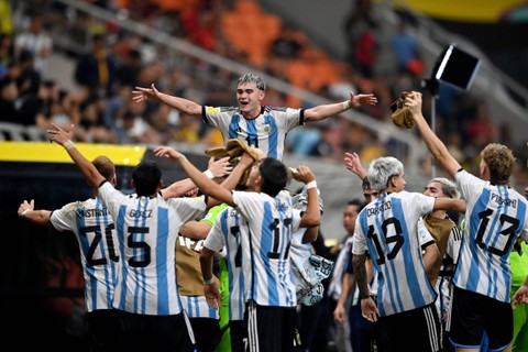 Timnas Argentina dan ofisial melakukan selebrasi usai mengalahkan Timnas Brasil dalam perempat final Piala Dunia U-17 2023 di Jakarta International Stadium, Jakarta, Jumat (24/11/2023). Foto: Sigid Kurniawan/ANTARA FOTO