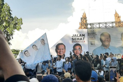 Cawapres Gibran Rakabuming Raka pada acara Jalan Santai Satu Putaran di Makassar, Sabtu (25/11/2023). Foto: kumparan