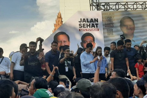 Cawapres Gibran Rakabuming Raka pada acara Jalan Santai Satu Putaran di Makassar, Sabtu (25/11/2023). Foto: kumparan