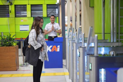 Penumpang yang menggunakan fitur face recognition di stasiun KAI. Foto: Dok. KAI