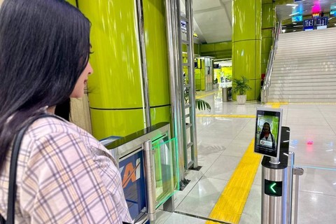 Penumpang yang menggunakan fitur face recognition di stasiun KAI. Foto: Dok. KAI