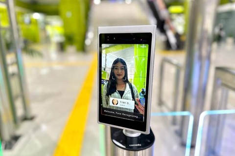 Penumpang yang menggunakan fitur face recognition di stasiun KAI. Foto: Dok. KAI