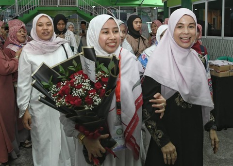 Istri capres Ganjar Pranowo, Siti Atikoh Supriyanti (kanan) saat bersilaturahmi ke Pondok Pesantren Al Washilah di Jalan Kampung Baru, Kelurahan Kembangan Utara, Kecamatan Kembangan, Jakarta Barat pada Sabtu (25/11). Foto: Dok. Istimewa
