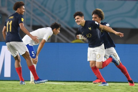 Selebrasi pemain TimnasPrancis Ismail Bouneb usai mencetak gola ke gawang Timnas Uzbekistan pada pertandingan perempat final Piala Dunia U-17 2023 di Stadion Manahan, Solo, Jawa Tengah, Sabtu (25/11/2023). Foto: Akbar Nugroho Gumay/ANTARA FOTO