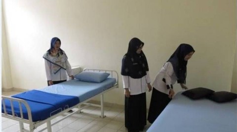 Petugas di RS Ernaldi Bahar saat menunjukkan fasilitas ruangan yang disediakan (Urban Id)