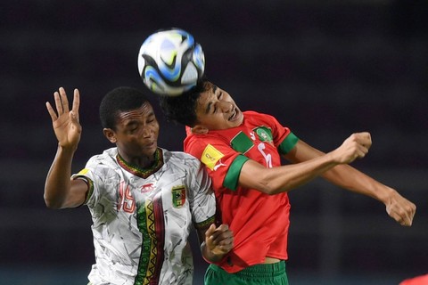 Pemain Timnas Mali Mahamoud Barry berebut bola dengan pemain Timnas Maroko Mehdi Akoumi pada pertandingan perempat final Piala Dunia U-17 2023 di Stadion Manahan, Solo, Jawa Tengah, Sabtu (25/11/2023). Foto: Akbar Nugroho Gumay/ANTARA FOTO