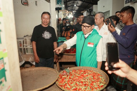 Cawapres Muhaimin Iskandar mengunjungi pedagang cabai di Pasar Leuwi Panjang, Purwakarta, Jawa Barat, Sabtu (25/11). Foto: Dok. Istimewa