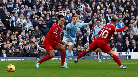 Pemain Manchester City Phil Foden menendang bola ke arah gawang Liverpool pada pertandingan Liga Inggris di Stadion Etihad, Manchester, Inggris, Sabtu (25/11/2023). Foto: Jason Cairnduff/REUTERS