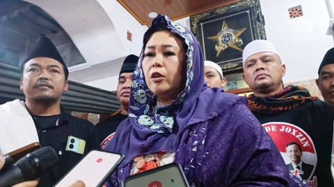 Dewan Penasihat Tim Pemenangan Nasional (TPN) Ganjar-Mahfud, Yenny Wahid, saat ditemui di Ponpes Ibnu Hadi, Kapanewon Prambanan, Kabupaten Sleman, Sabtu (25/11) malam.    Foto: Arfiansyah Panji Purnandaru/kumparan
