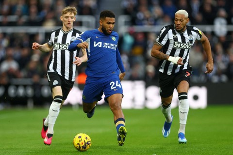 Pemain Chelsea Reece James berusaha melewati pemain Newcastle United Anthony Gordon dan Joelinton pada pertandingan Liga Inggris di St James Park, Newcastle, Inggris, Sabtu (25/11/2023). Foto: Lee Smith/REUTERS