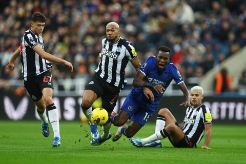 Pemain Chelsea Nicolas Jackson berebut bola dengan pemain Newcastle United Lewis Miley dan Joelinton pada pertandingan Liga Inggris di St James Park, Newcastle, Inggris, Sabtu (25/11/2023).   Foto: Lee Smith/REUTERS