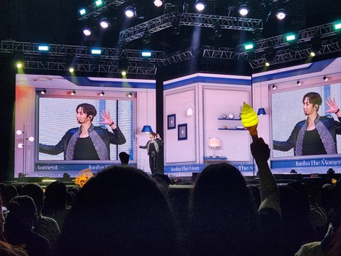 Penyanyi sekaligus aktor Korea Selatan Lee Junho saat menggelar fan meeting bertajuk 'Junho The Moment' di ICE BSD, Sabtu (25/11/2023). Foto: Nurlaela/kumparan