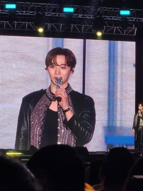 Penyanyi sekaligus aktor Korea Selatan Lee Junho saat menggelar fan meeting bertajuk 'Junho The Moment' di ICE BSD, Sabtu (25/11/2023). Foto: Nurlaela/kumparan