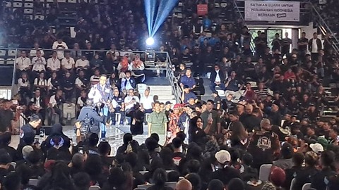 Capres Anies Baswedan mendapat dukungan relawan Sahabat ABI di Basket Hall, Senayan, Minggu (26/11/2023). Foto: Annisa Thahira Madina/kumparan