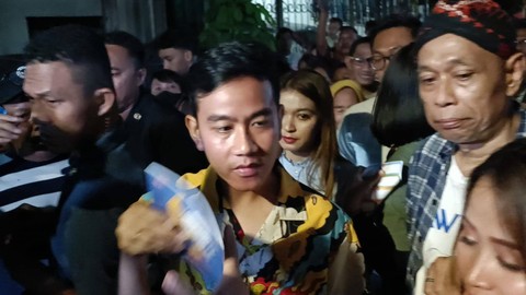Gibran Rakabuming Raka disambut warga di Jelambar, Jakarta Barat, Minggu (26/11/2023). Foto: Hedi/kumparan