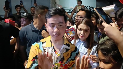 Gibran Rakabuming Raka disambut warga di Jelambar, Jakarta Barat, Minggu (26/11/2023). Foto: Hedi/kumparan