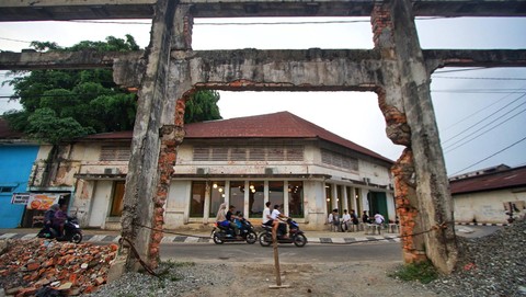 Salah satu bangunan era kolonial di kawasan Jalan Sekanak bernuansa Palembang tempo dulu yang kini menjadi salah satu pusat tongkrongan Muda-mudi Kota Musi, Minggu (26/11) Foto: ary priyanto/urban id