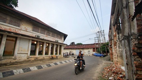 Kawasan Jalan Sekanak dengan bangunan tua bernuansa Palembang tempo dulu yang masih bisa dinikmati sampai hari ini, Minggu (26/11) Foto: ary priyanto/urban id