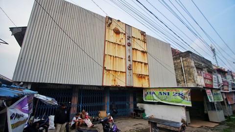 Gedung bioskop Rosida yang pernah menjadi ikon masih berdiri meski tak berfungi di kawasan Jalan Sekanap Palembang, Minggu (26/11) Foto: ary priyanto/urban id