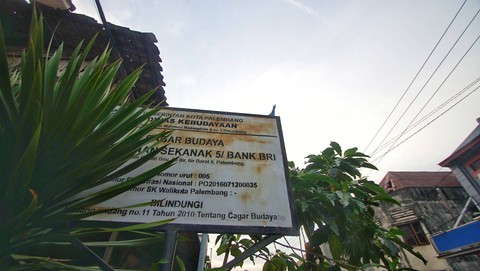 Plang bertulis cagar budaya yang menegaskan kawasan Jalan Sekanak Palembang memiliki nilai sejarah yang kuat, Minggu (26/11) Foto: ary priyanto/urban id