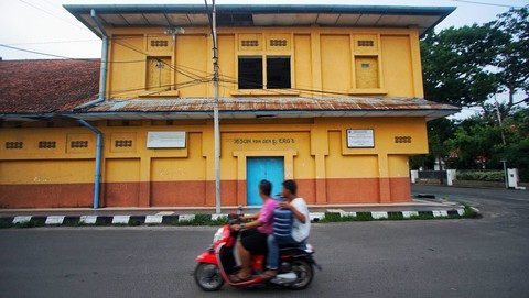 Gedung Van Derberg yang merupakan bangunan era kolonial di Jalan Sekanak Palembang yang hingga kini masih kokoh berdiri, Minggu (26/11) Foto: ary priyanto/urban id