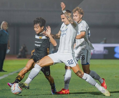 Dewa United melawan Persib Bandung di Liga 1 pada Minggu (26/11/2023). Foto: Instagram/@dewaunitedfc