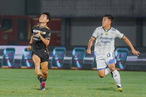 Dewa United melawan Persib Bandung di Liga 1 pada Minggu (26/11/2023). Foto: Instagram/@dewaunitedfc