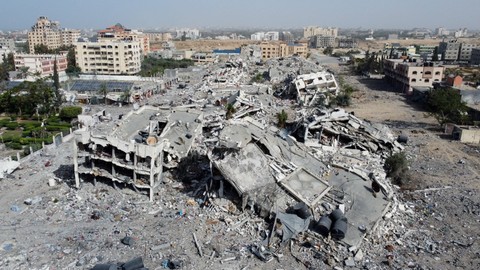 Foto udara menunjukkan kerusakan bangunan tempat tinggal akibat serangan Israel di selatan Kota Gaza, Minggu (26/11/2023). Foto: Bassam Masoud/REUTERS