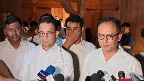 Capres Anies Baswedan menerima dukungan relawan muda, Gerakan Nusantara, di Lebak Bulus, Jakarta Selatan, Minggu (26/11/2023). Foto: Annisa Thahira Madina/kumparan