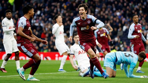 Selebrasi pemain Aston Villa Pau Torres usai mencetak gol ke gawang Tottenham Hotspur pada pertandingan Liga Inggris di Tottenham Hotspur Stadium, London, Inggris, Minggu (26/11/2023). Foto: Peter Cziborra/REUTERS