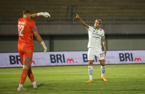 Pemain Persib Bandung Ciro Alves (kanan) melakukan selebrasi usai mencetak gol ke gawang Dewa United pada pertandingan BRI Liga 1 di Stadion Indomilk Arena, Tangerang, Banten, Minggu (26/11/2023).  Foto: Muhammad Iqbal/ANTARA