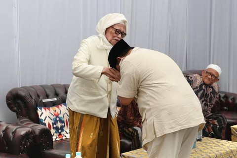 Calon presiden nomor urut 2, Prabowo Subianto bersilaturahmi dengan 68 kiai di Pondok Pesantren Langitan, Tuban, Jawa Timur, Minggu (26/11). Foto: Dok. Istimewa