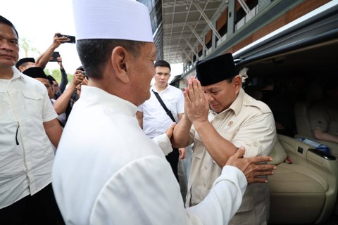 Calon presiden nomor urut 2, Prabowo Subianto bersilaturahmi dengan 68 kiai di Pondok Pesantren Langitan, Tuban, Jawa Timur, Minggu (26/11). Foto: Dok. Istimewa
