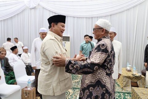 Calon presiden nomor urut 2, Prabowo Subianto bersilaturahmi dengan 68 kiai di Pondok Pesantren Langitan, Tuban, Jawa Timur, Minggu (26/11). Foto: Dok. Istimewa