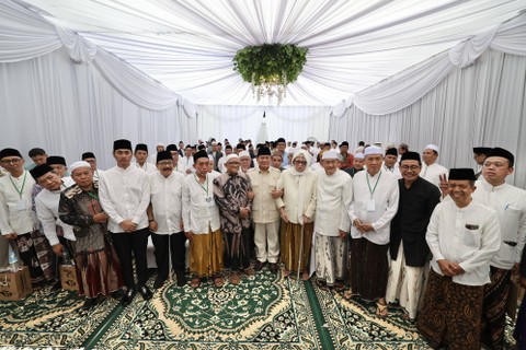 Calon presiden nomor urut 2, Prabowo Subianto bersilaturahmi dengan 68 kiai di Pondok Pesantren Langitan, Tuban, Jawa Timur, Minggu (26/11). Foto: Dok. Istimewa